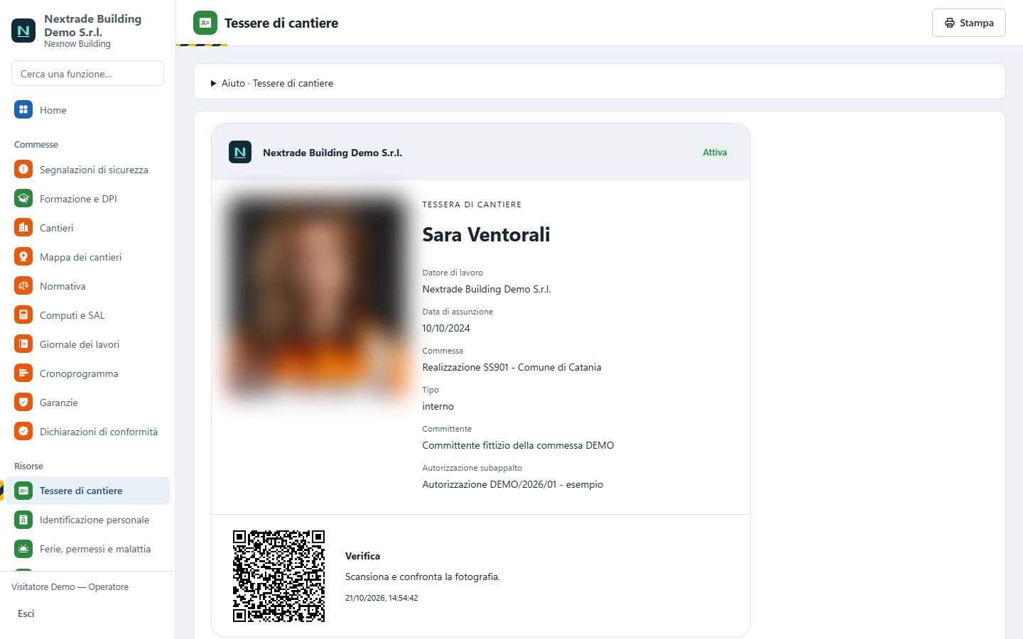 Tessera di cantiere con fotografia sfocata, datore di lavoro, commessa, tipo e QR di verifica