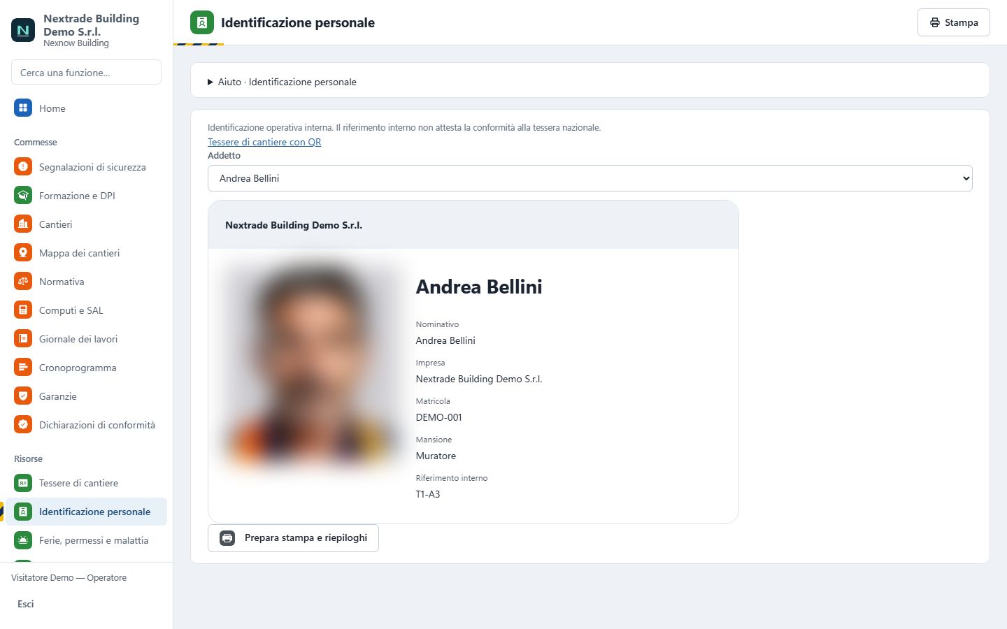 Identificazione personale di un addetto: nominativo, impresa, matricola, mansione e fotografia sfocata
